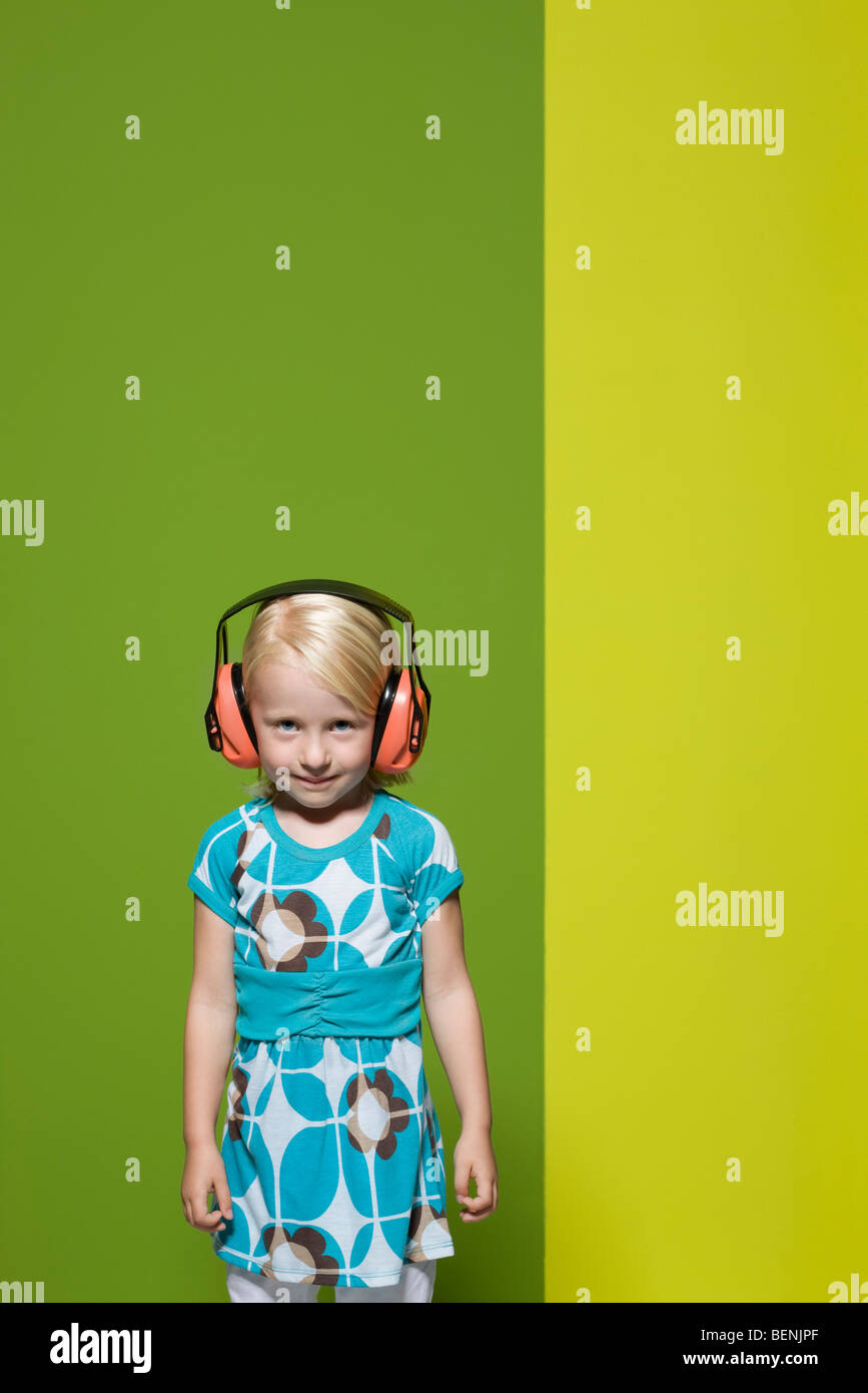 Kleine Mädchen tragen schützende Kopfhörer Stockfoto