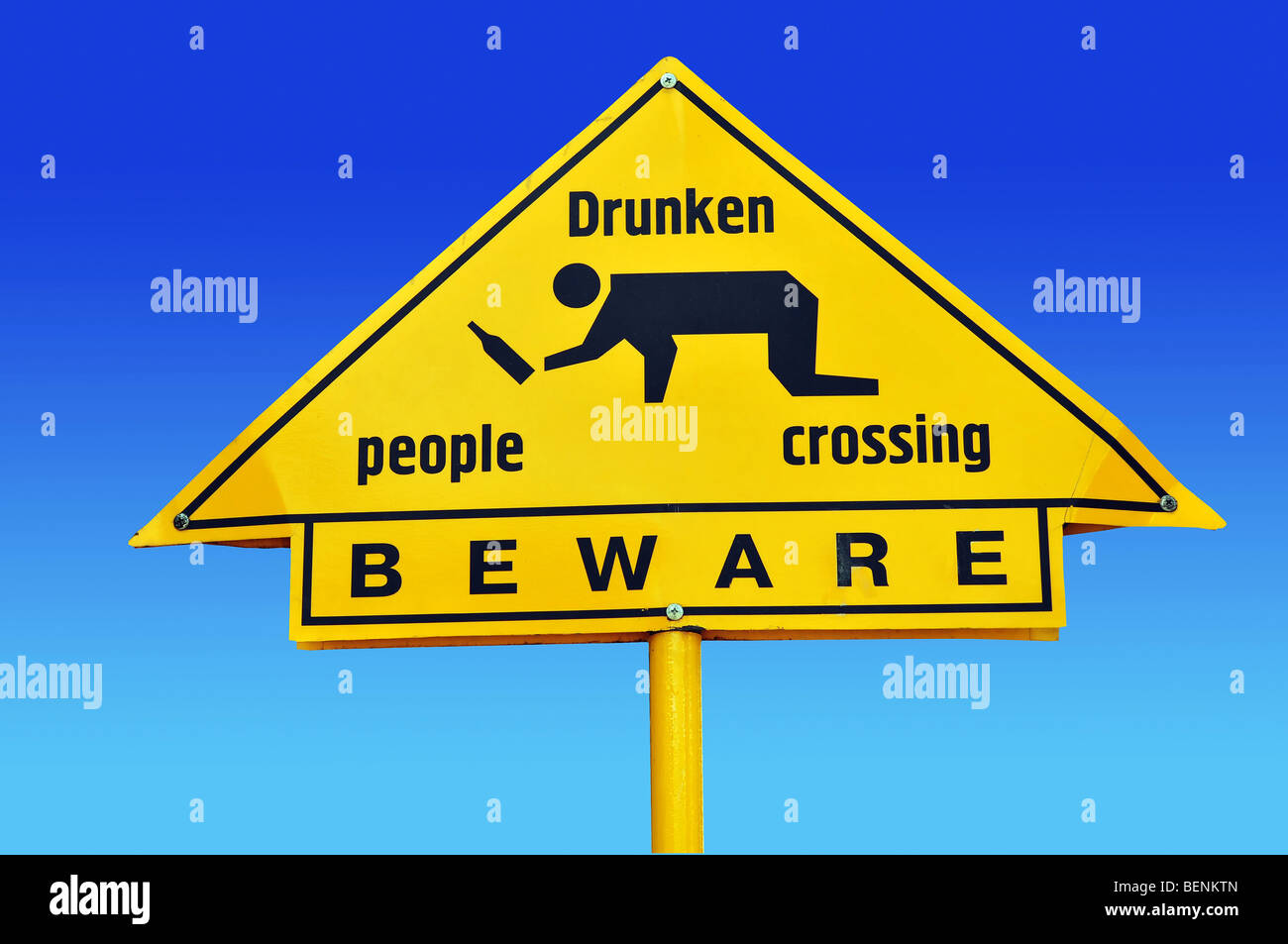 Warnschild "Drunken People crossing" auf blau mit Beschneidungspfad Stockfoto