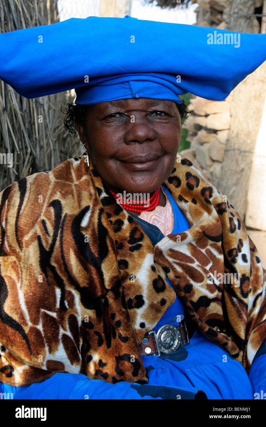 Herero-Frau in traditioneller Kleidung, Opuwo, Namibia, Südafrika Stockfoto
