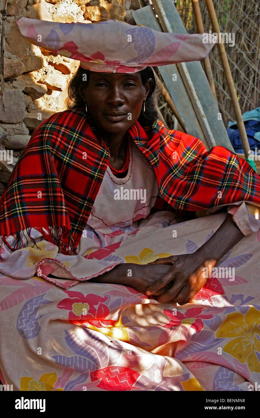 Frau des Herero-Stammes in traditionellen bunten Kleid, Opuwo, Kunene-Region, Namibia, Südafrika Stockfoto