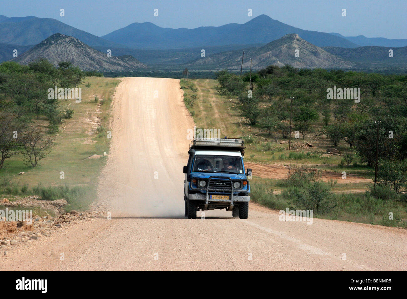 Allrad-Fahrzeug fahren auf unbefestigten Straße durch Namibia, Südafrika Stockfoto