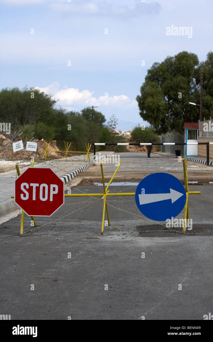 Straßensperre an griechischen zypriotischen Grenzkontrollstelle bei Famagusta auf der UN-Pufferzone im grünen Trennlinie zwischen Nord und Süd Zypern Stockfoto