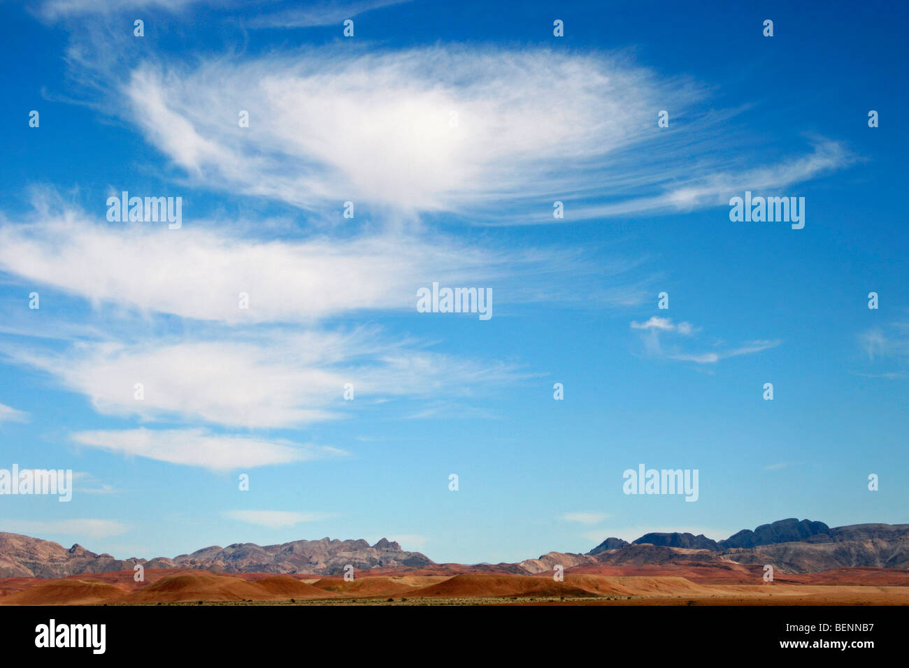 Altocumulus-Wolken am blauen Himmel über der Wüste in Namibia, Südafrika Stockfoto