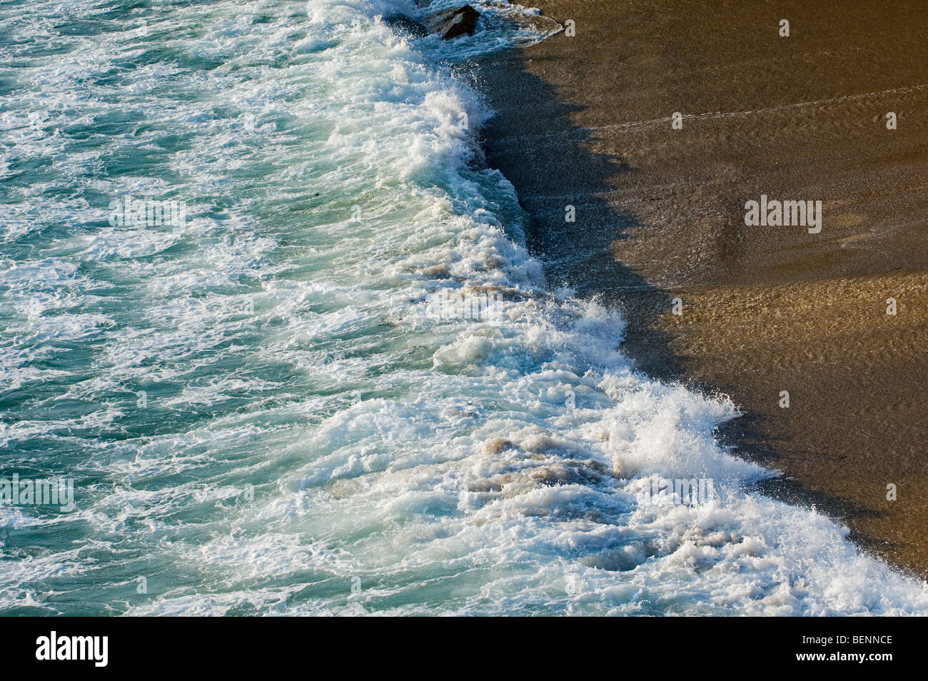 Welle in die Brandung stürzt am Sandstrand entlang der Küste Küste Stockfoto