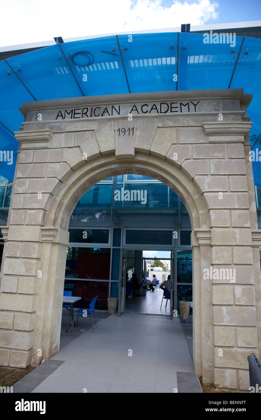alte historische Bogen und neue negative Energie Gebäude amerikanische Akademie Privatschule Larnaca Republik Zypern Europa Stockfoto
