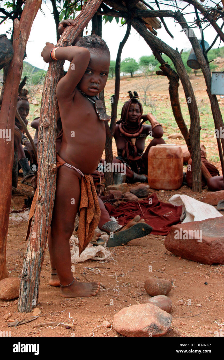 Kind und Himba Frauen in traditionellen Dorf, Kaokoland / Kaokoveld, Kunene Region, Namibia, Südafrika Stockfoto