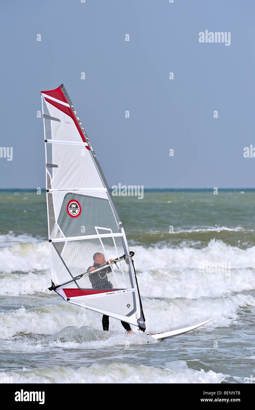 Windsurfer im Neoprenanzug Windsurfen an der Nordsee an einem stürmischen Tag Stockfoto