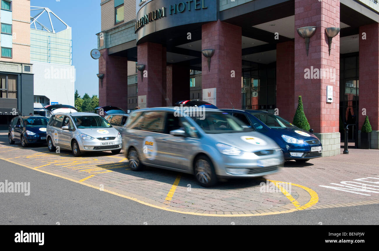 Hertz Ersatzfahrzeuge Personenbeförderung von ihrem Hotel am Chelsea Football Ground, Wimbledon Tennis Champions Stockfoto