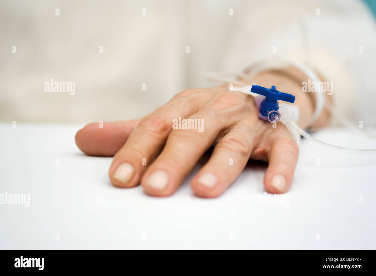 Hand des Patienten mit Tropf Stockfoto