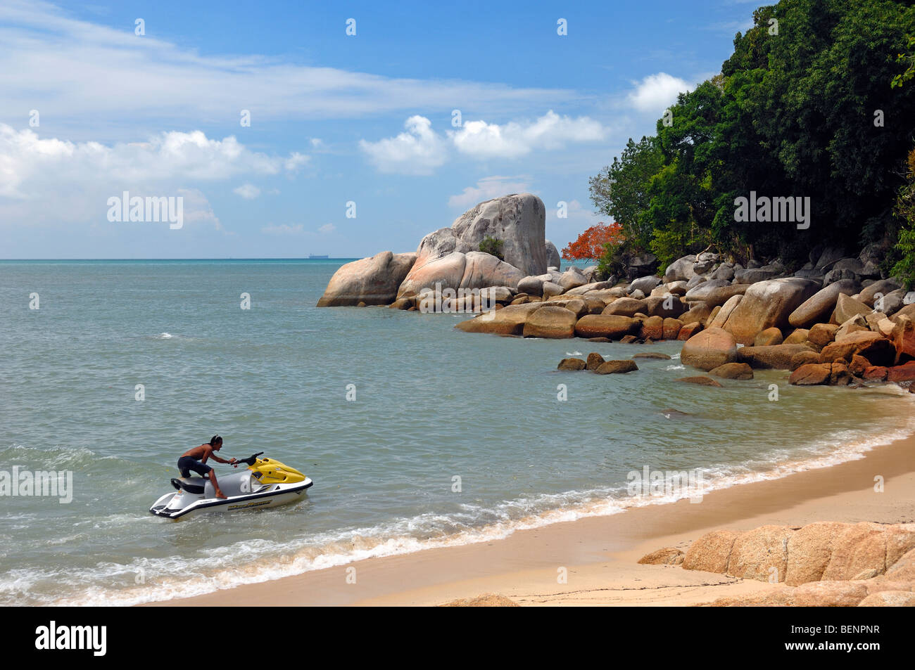 Batu Ferringhi Strand, Mann am Meer Roller und Küstenfelsen oder
