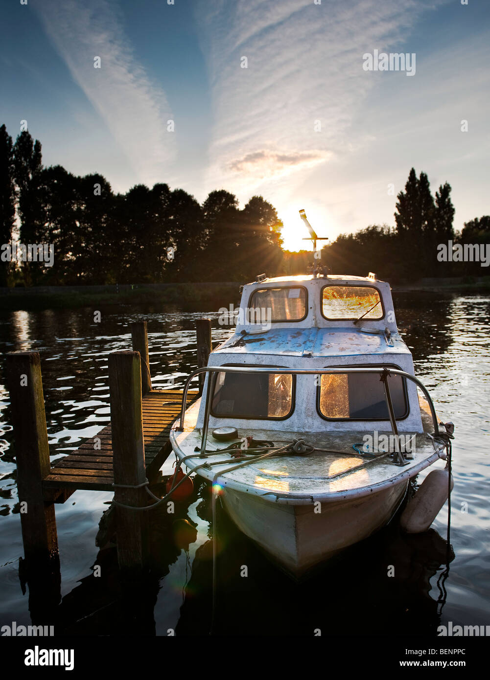 Verlassenen und verfallenen Motorboot am Fluss Themse Kingston upon Thames SW London in der Abenddämmerung Stockfoto