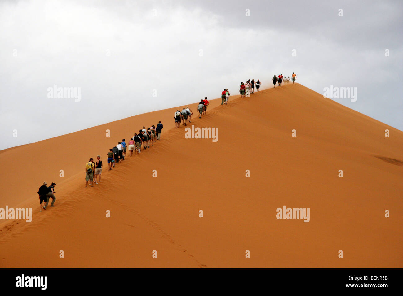 Touristen Klettern rote Sand-Dünen im Sossusvlei / Sossus Vlei in der Namib-Wüste, Namibia, Südafrika Stockfoto