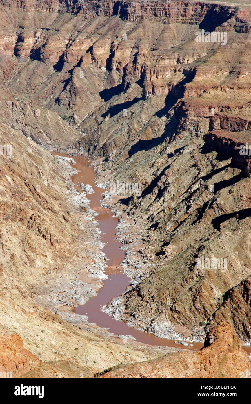 Wasser Strom fließt durch das ausgewaschenen Felsen der Fish River Canyon, Namibia, Südafrika Stockfoto