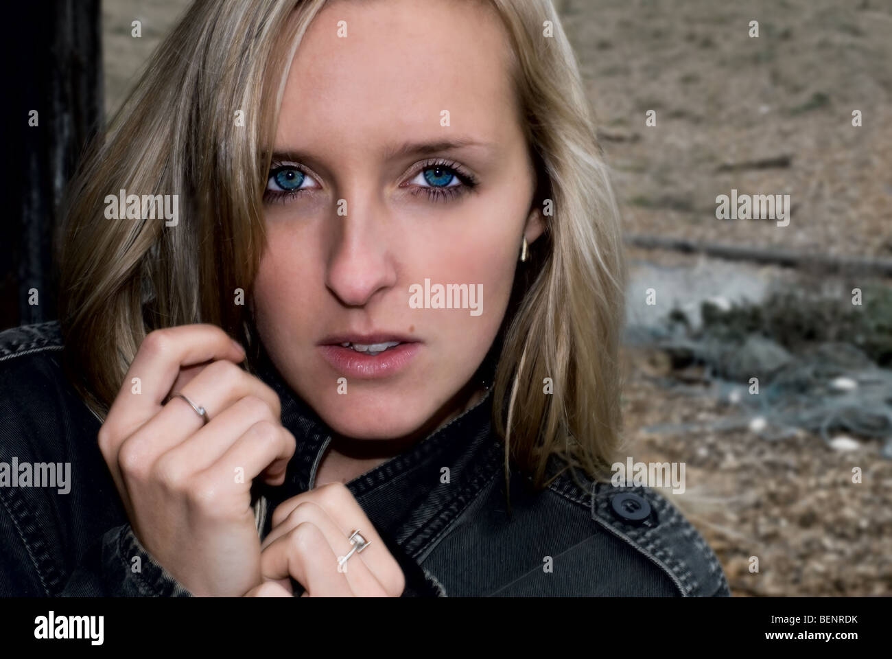 Eine attraktive junge Frau mit blauen Augen und blonden Haaren.  Foto von Gordon Scammell Stockfoto