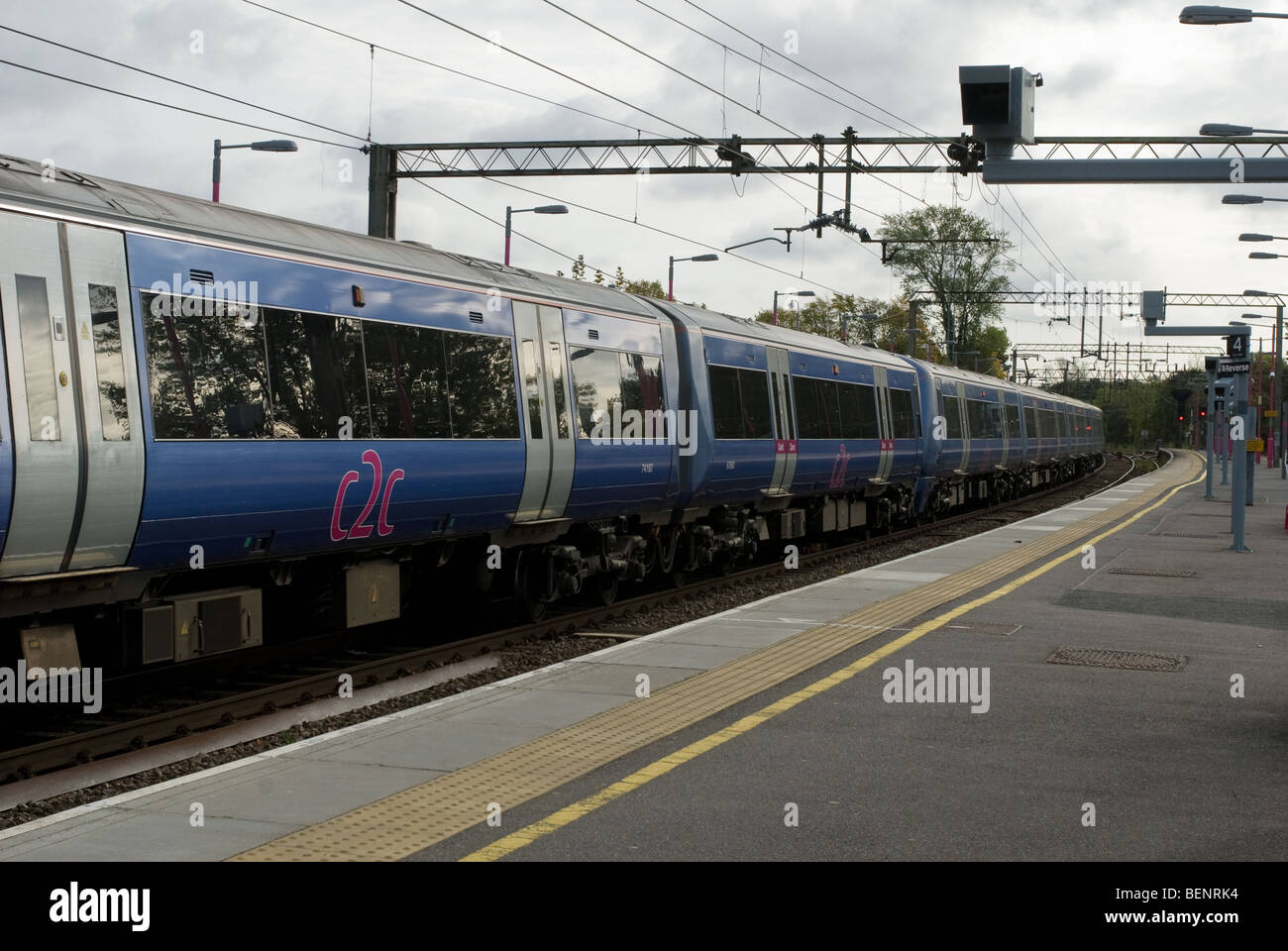 Ein C2C-Zug in einem Bahnhof in Essex. Stockfoto