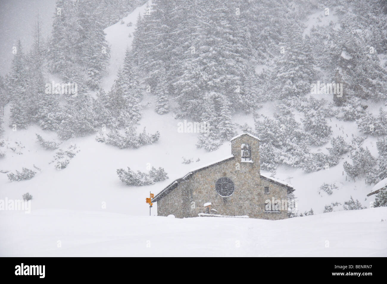 Die alpine Friedenskapelle (Friedenskapelle) unter schwerem Schnee liegt Malbun Stockfoto