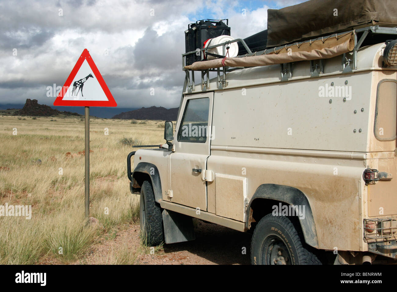 Off-Road-Allrad Fahrzeug und Giraffe Verkehrszeichen auf die Savanne, Namibia, Südafrika Stockfoto