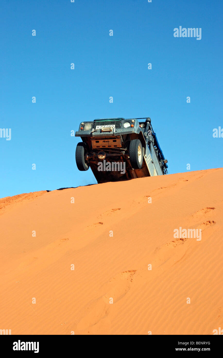 Allrad-Fahrzeug balancieren auf Kamm der Düne in der Namib-Wüste, Namibia, Südafrika Stockfoto