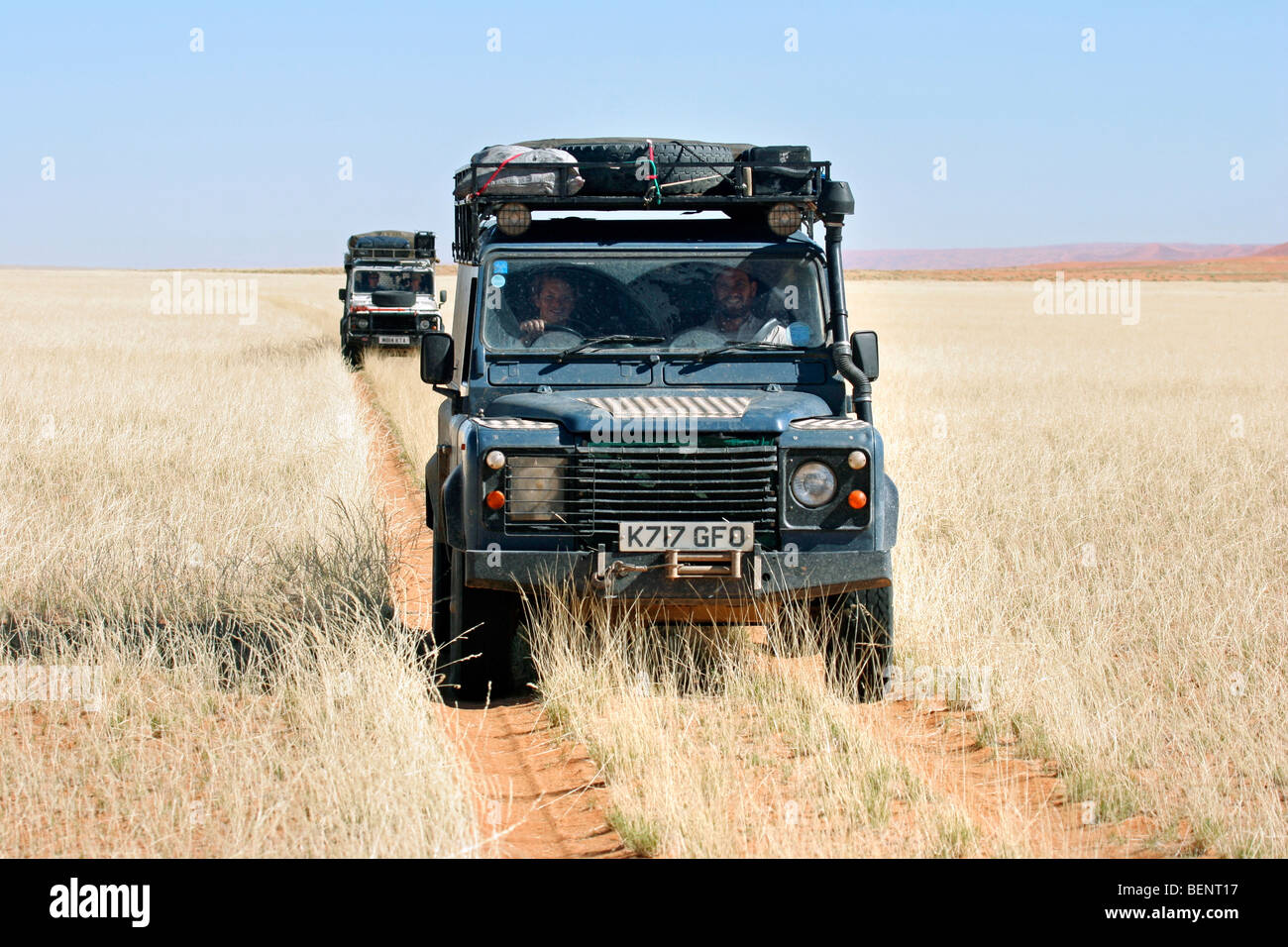 Off-Road-Allrad-Fahrzeuge fahren auf Savanne zu verfolgen, in Namibia, Südafrika Stockfoto