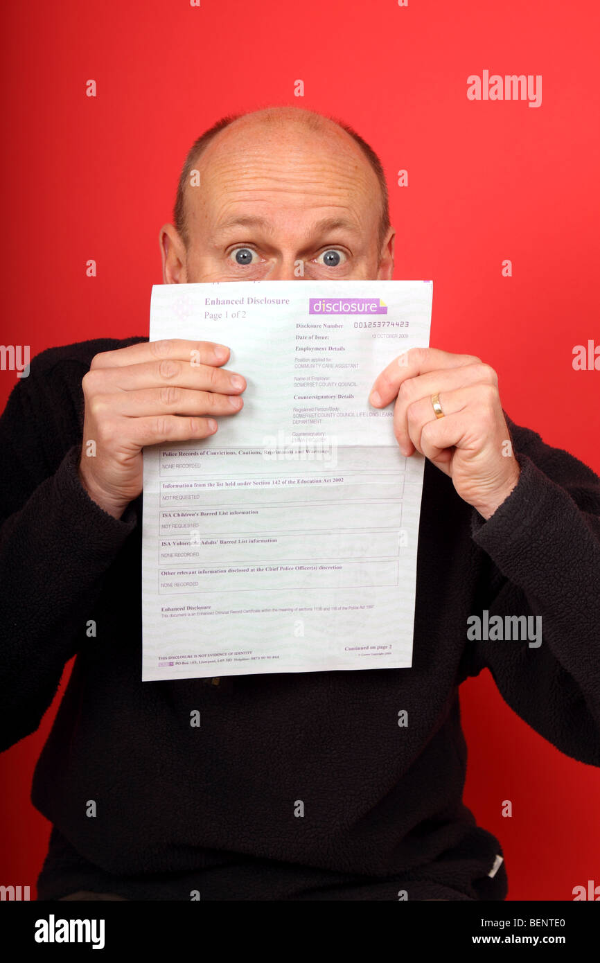 Mann hält eine saubere CRB verstärkte Offenlegung Form zeigt keine strafrechtliche Verurteilungen oder Vermerke Stockfoto