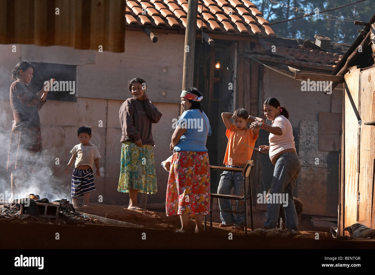 Brasilien Aldeia Tekoa Pyau, einer Guarani Mbya indigenen Slum-Siedlung am Rande von Sao Paulo. Stockfoto