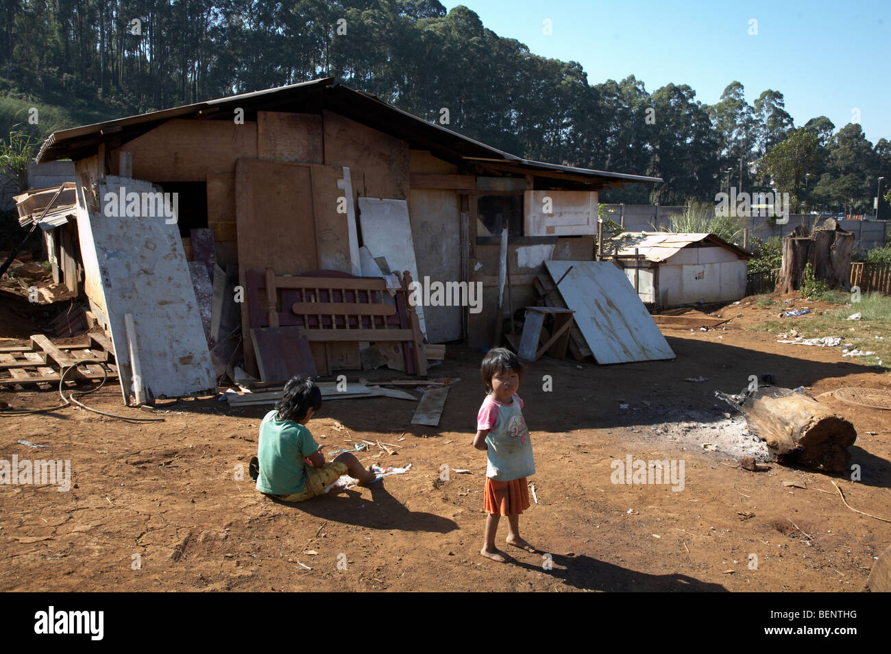 Brasilien Aldeia Tekoa Pyau, einer Guarani Mbya indigenen Slum-Siedlung am Rande von Sao Paulo. Stockfoto