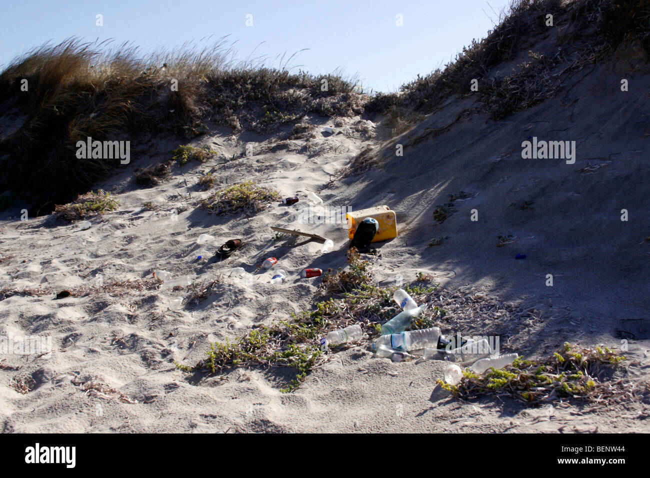 PLASTIKVERSCHMUTZUNG UND ABFÄLLE AUF EINER GRIECHISCHEN INSEL STRAND ANGESPÜLT. Stockfoto