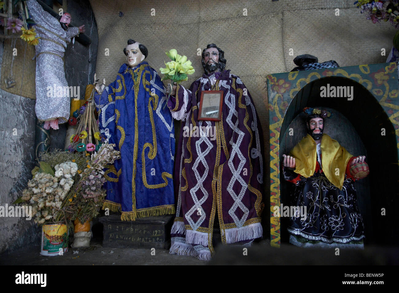 GUATEMALA Heiligenstatuen in Maya-Kapelle, San Andres, El Quiche. Foto: SEAN SPRAGUE Stockfoto