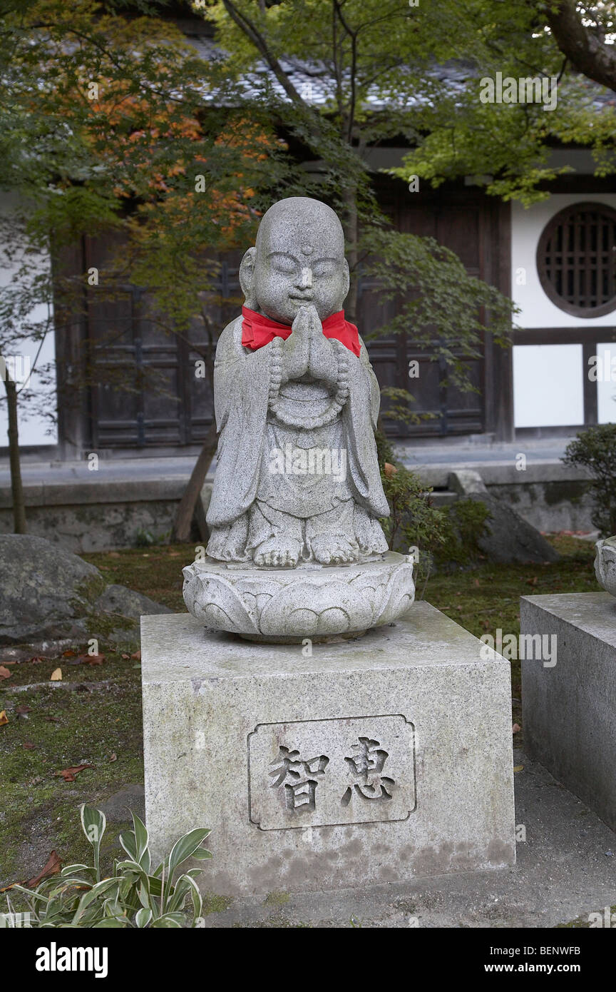 JAPAN-Eikando oder Zenrinji Tempel, Kyoto. Grabstein. Foto: Sean Spraqgue 2008 Stockfoto
