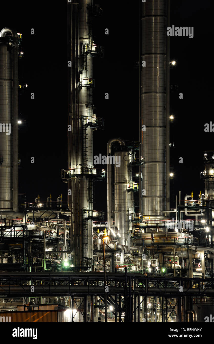 Raffinerie Schornsteine der petrochemischen Industrie, die nachts beleuchtet Stockfoto