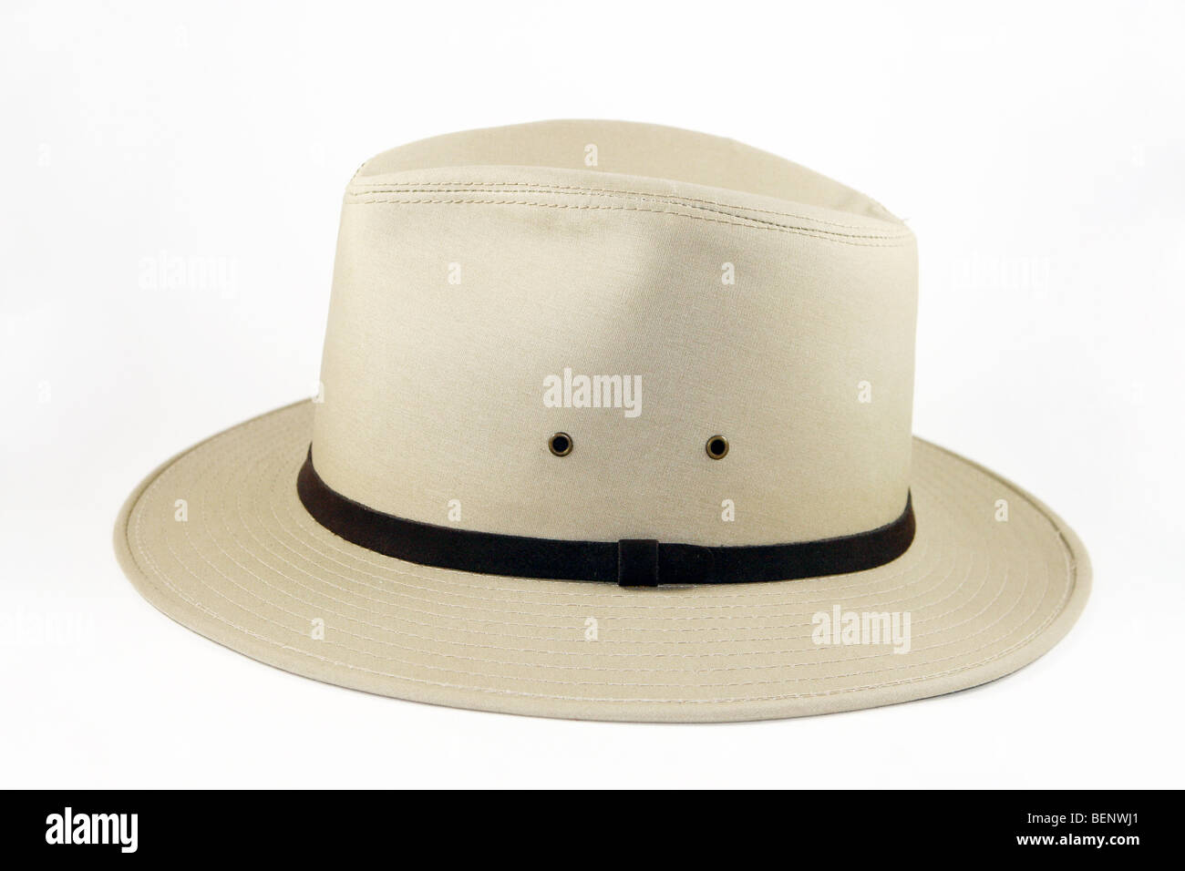 Herren Designer Beige Hut mit Krempe isoliert auf weißem Hintergrund Stockfoto