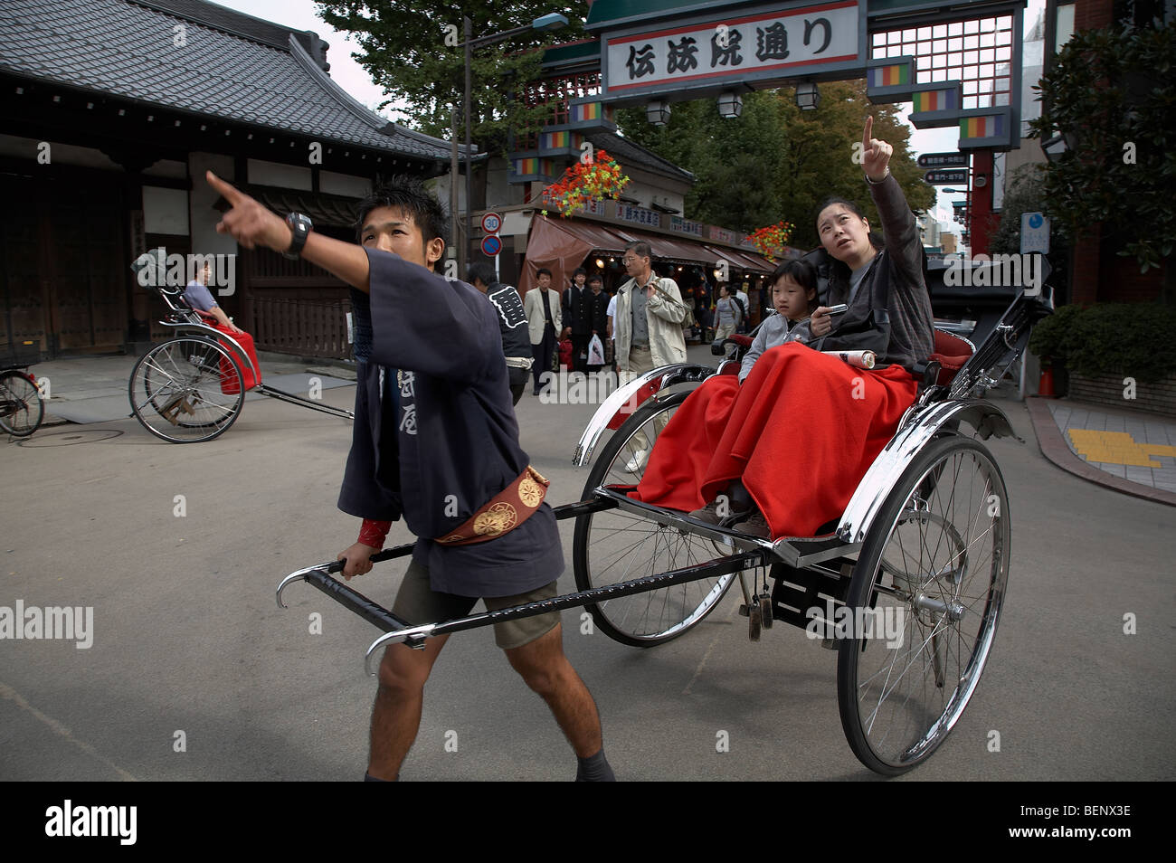 JAPAN-Frau und Kind reiten Ricksahw in Asakusa. Tokyo. Foto: Sean Spraqgue 2008 Stockfoto