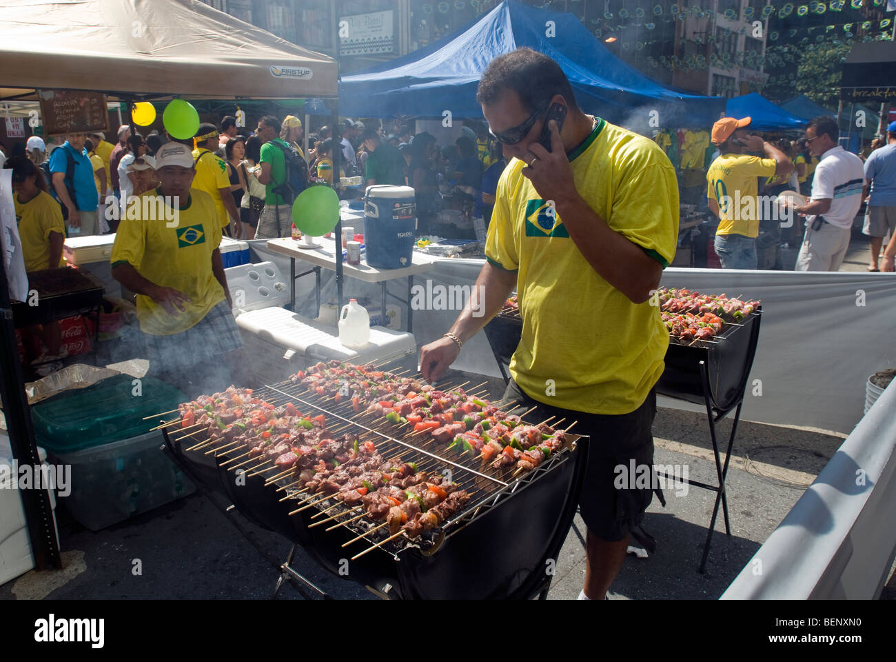 Koch zubereitet, gegrilltem Gemüse und Fleisch am Spieß auf dem brasilianischen Festival in New York Stockfoto