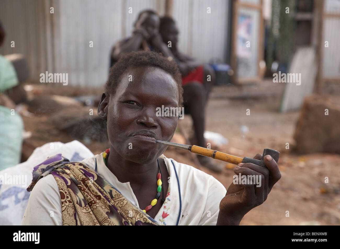 SOUTH SUDAN Frau raucht eine Pfeife, Juba. Foto: SEAN SPRAGUE 2008 Stockfoto