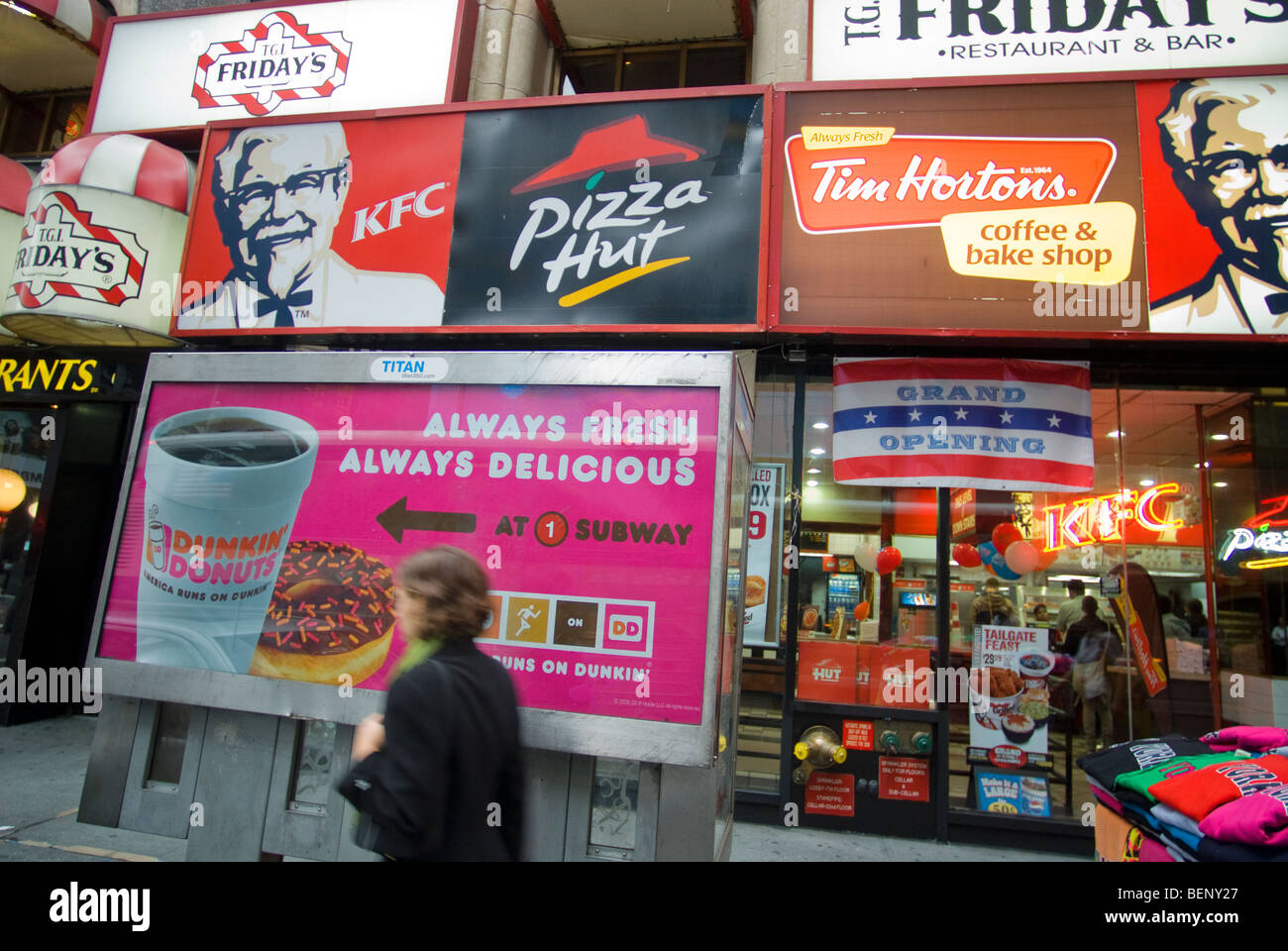 Anzeichen für eine Auswahl von Fast-Food-Franchise befindet sich in einem Schaufenster in New York Stockfoto