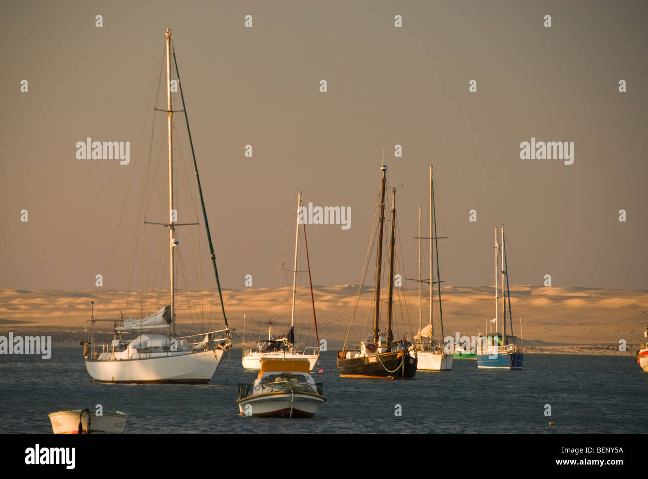 Schiffe ankerten an Lüderitz Bucht, Namibia, Afrika. Stockfoto