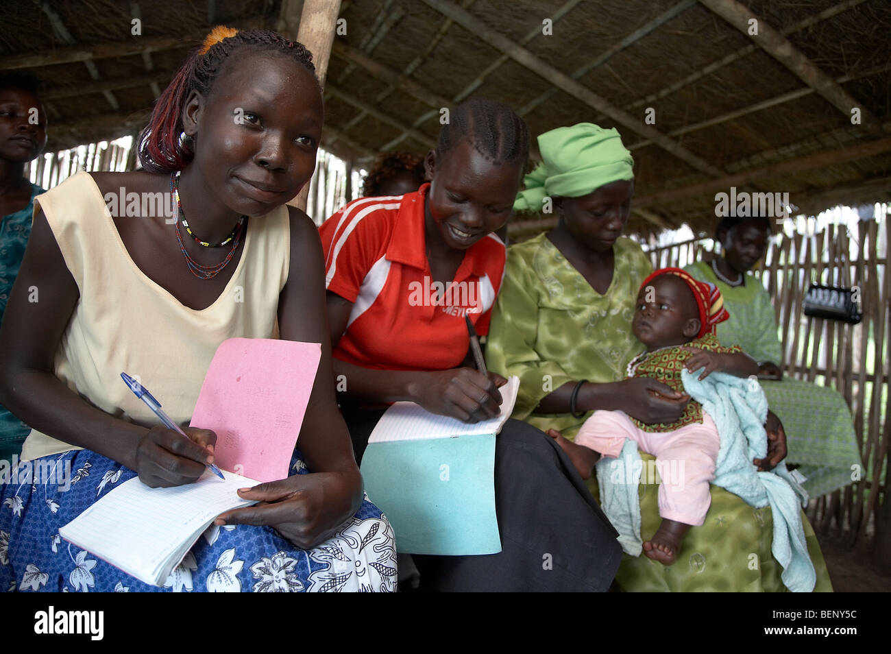 Süd-SUDAN Loka Frauenverein. Konzentrierte Ausdrücke von Frauen bei der Alphabetisierung von Erwachsenen-Klasse Stockfoto