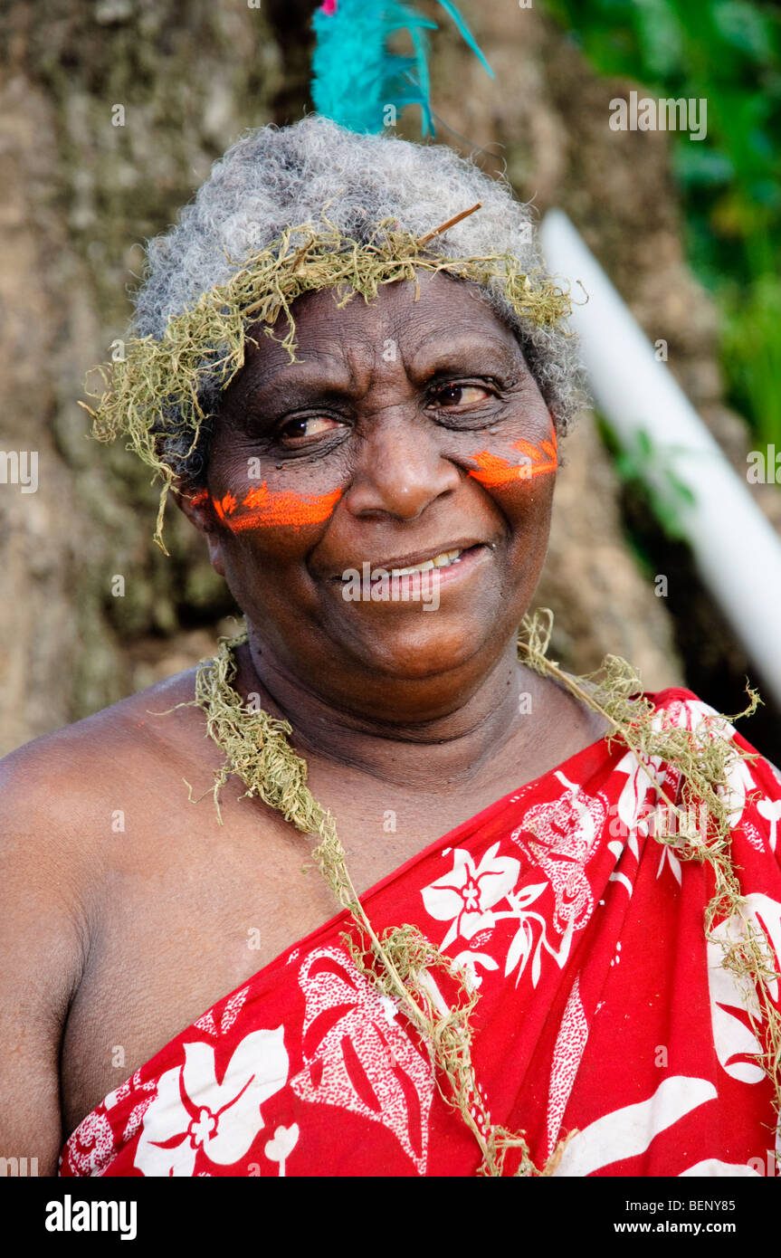 Dorfchef ist Frau trägt Gesicht malen und Grass Kopfband und Halskette mit Federn im Haar Stockfoto