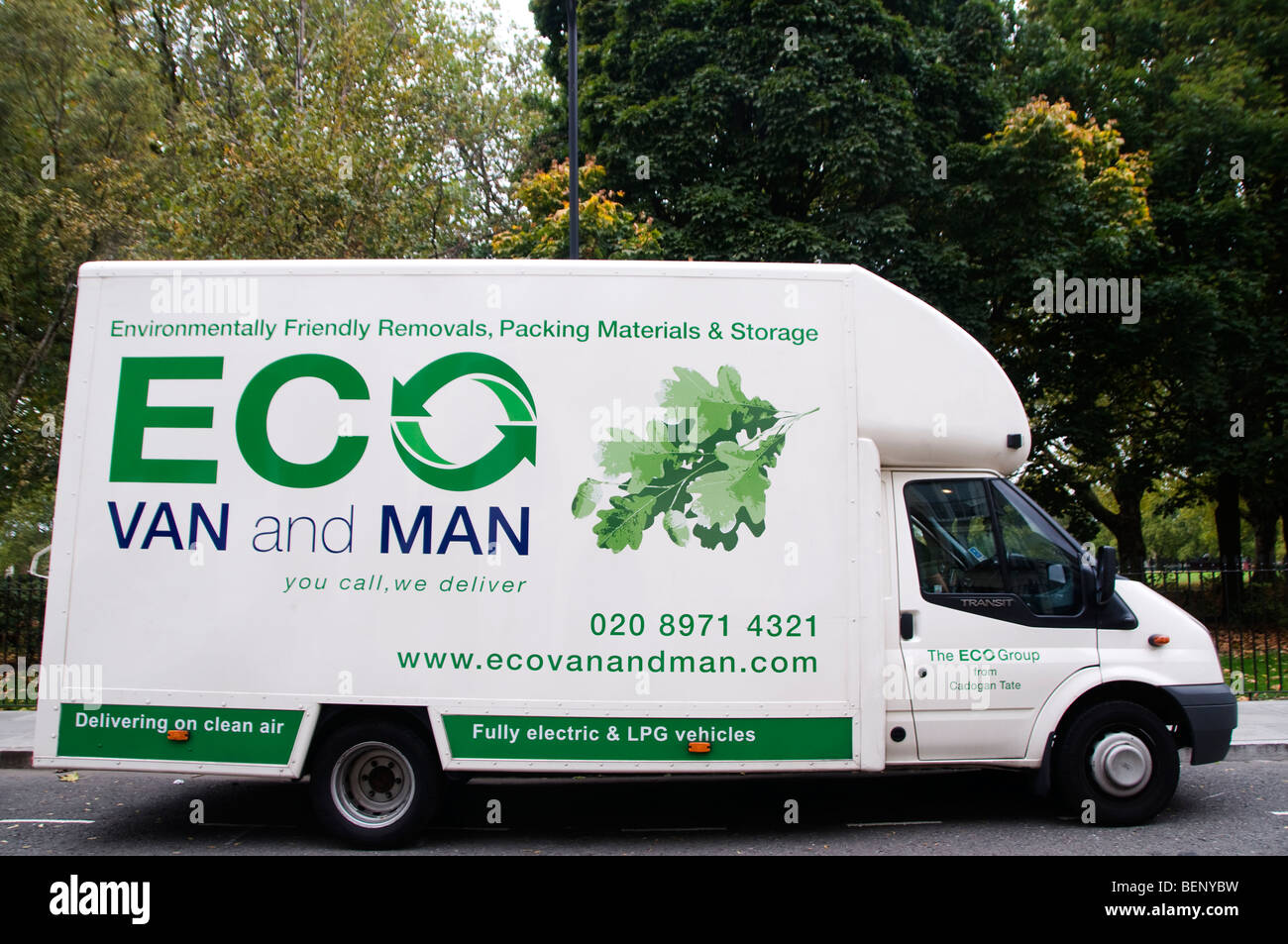 Eco-van - umweltfreundliche Umzüge van parkte vor einem park Stockfoto