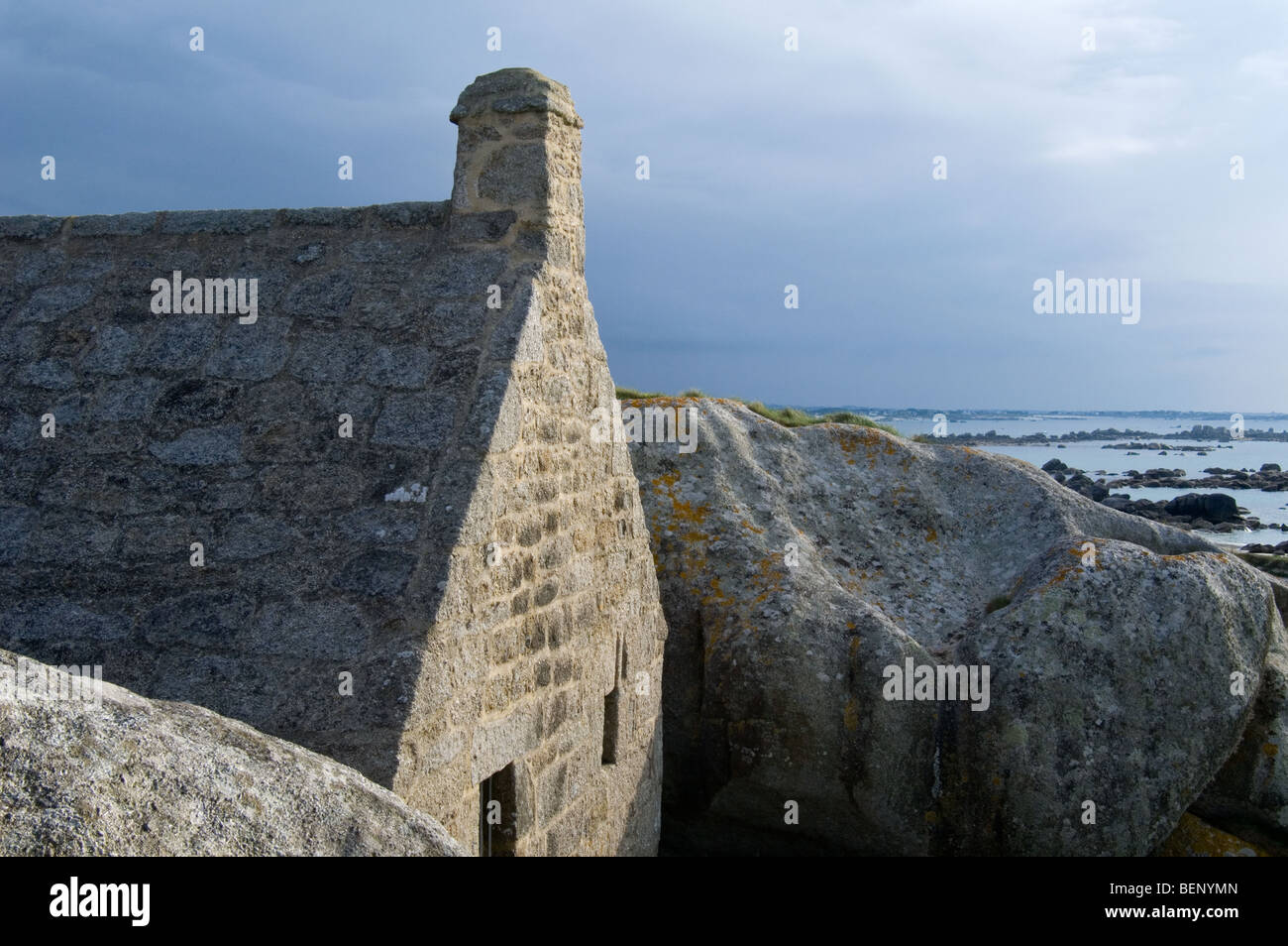 Altes Zollhaus, eingekeilt zwischen den Felsen bei Menez Ham / Meneham, Kerlouan, Finistère, Bretagne, Frankreich Stockfoto