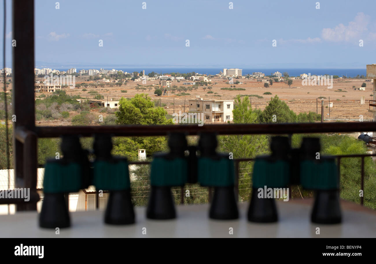 Fernglas zur Beobachtung Punkt für Touristen, die mit Blick auf die UN-Pufferzone im grünen Trennlinie zwischen Nord und Süd Zypern Stockfoto