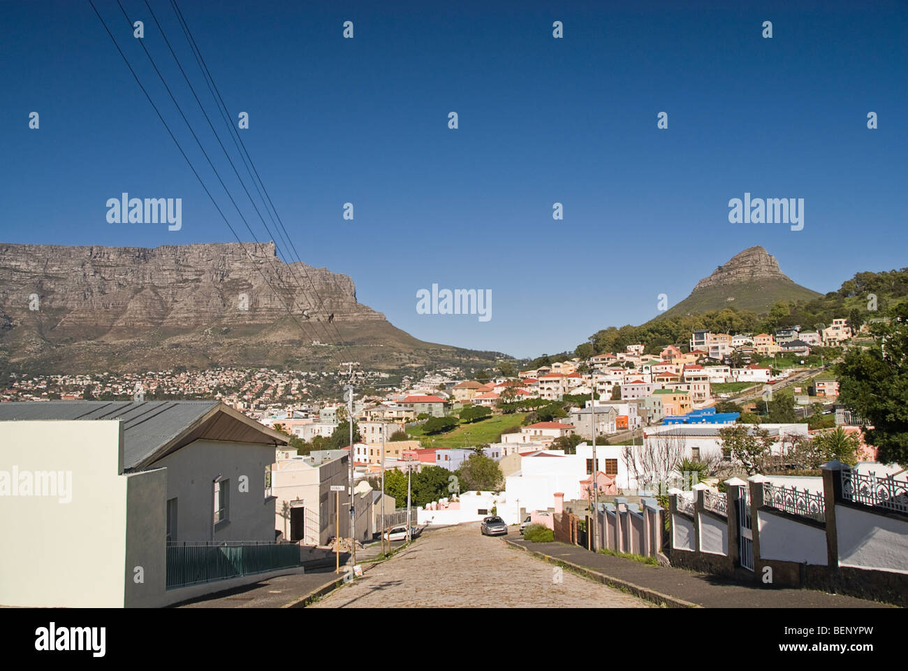 Straßen des Viertels Bo Kap mit dem Tafelberg im Hintergrund. Cape Town, Südafrika, Afrika Stockfoto