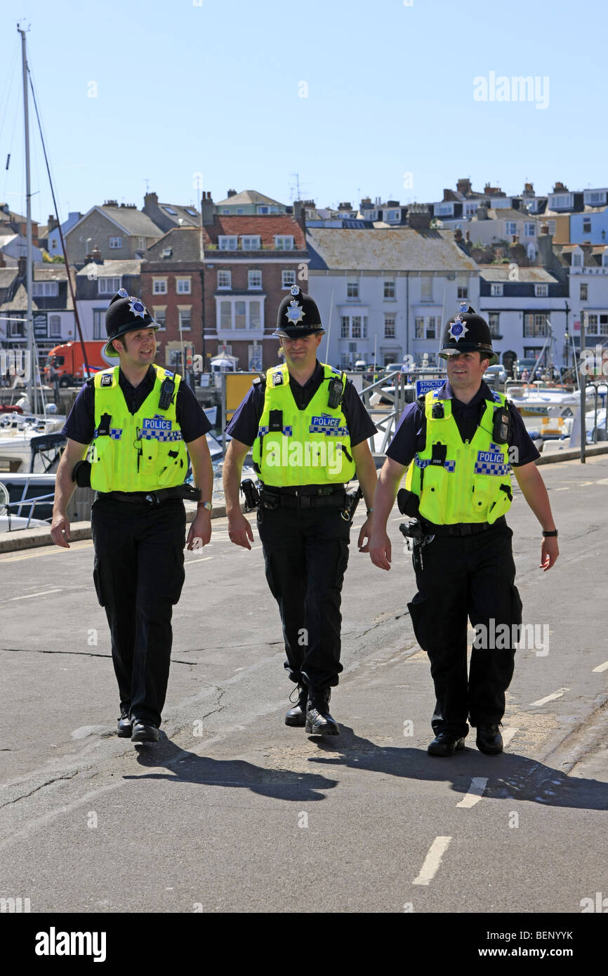 Drei britische Polizei Männer herumlaufen Weymouth an einem Sommertag Stockfoto