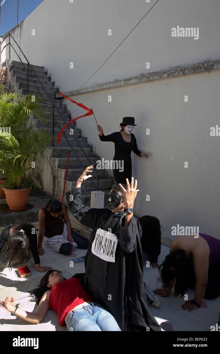 EL SALVADOR Jugend-Theatergruppe, die Durchführung einer kurzen Präsentation abzielen, Verhinderung der Ausbreitung von HIV, Contra Sida, San Salvador. Stockfoto