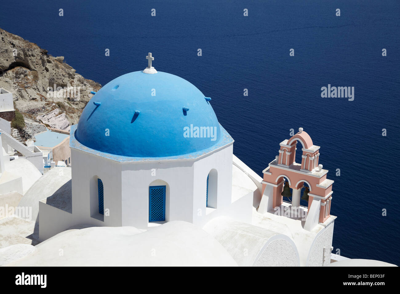 Griechische weiße Kirche mit blauer Kuppel mit Blick aufs Meer, Oia, Santorini, Kykladen, Griechenland. Stockfoto