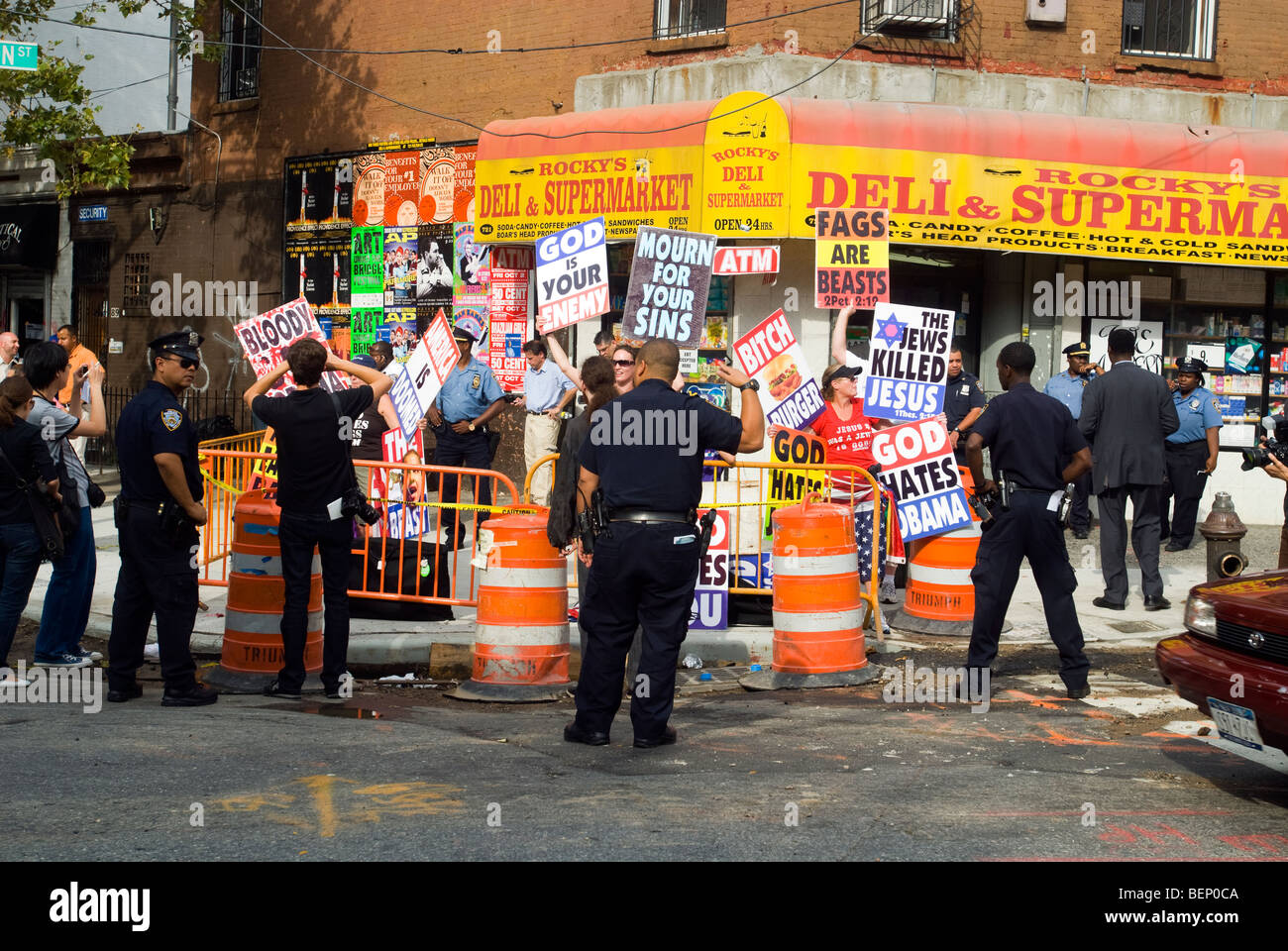 Mitglieder der Westboro Baptist Church protestieren vor Brooklyn Technical High School in New York Stockfoto