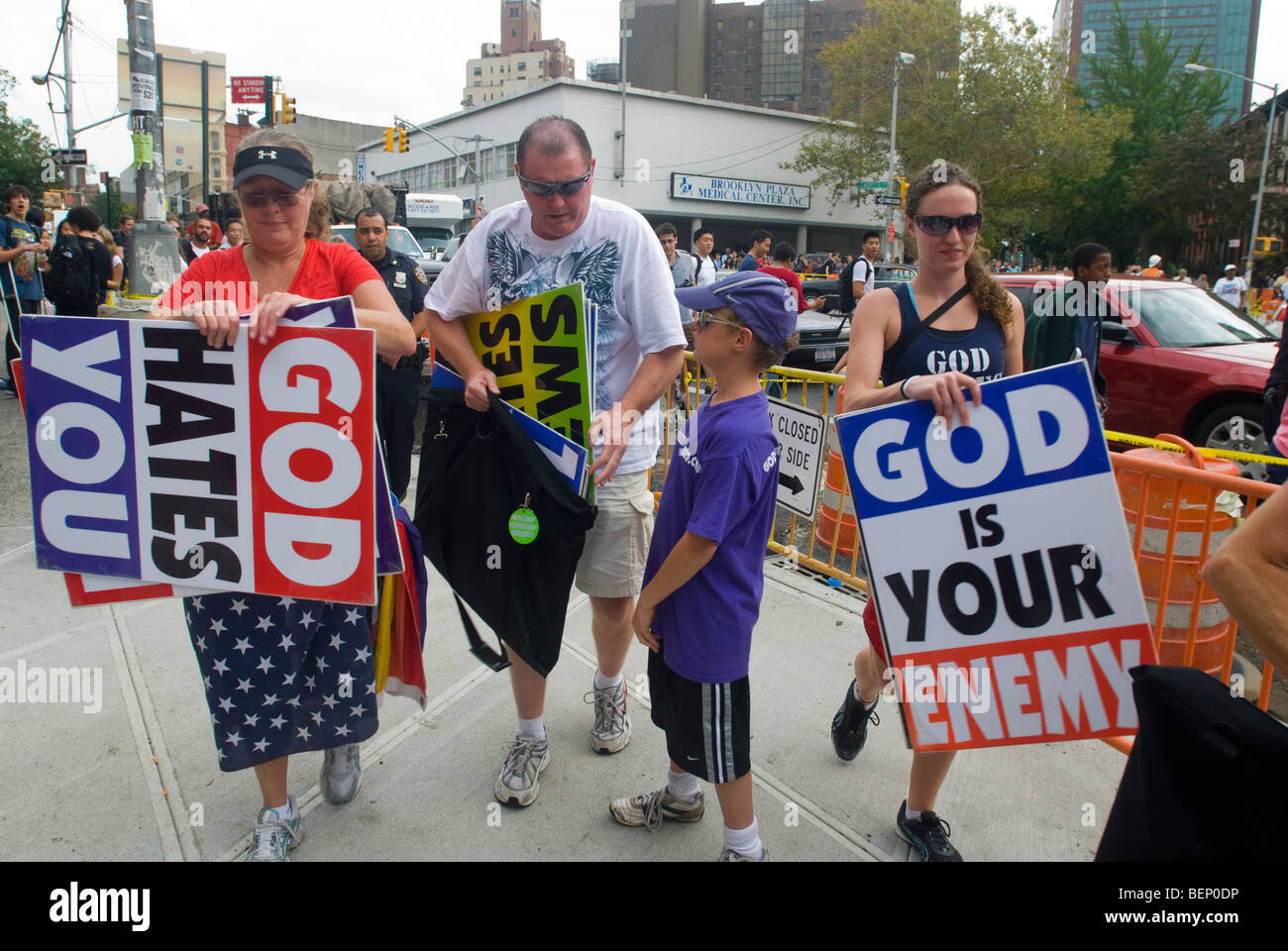 Mitglieder der Westboro Baptist Church packen ihre Schilder nach Protest an Brooklyn Technical High School in New York Stockfoto