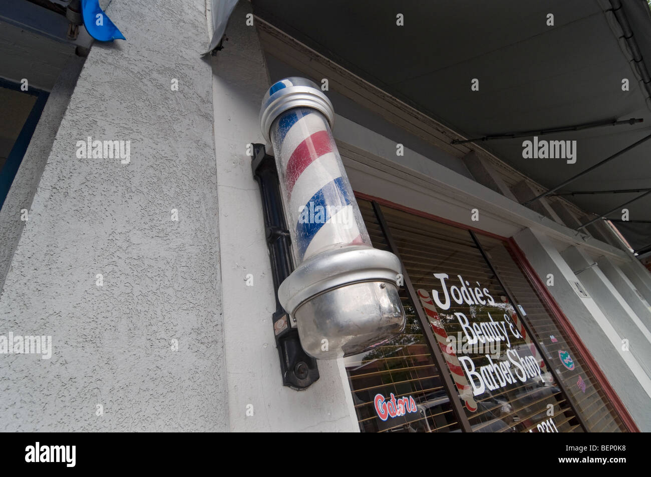 Schönheit und Barber Shop mit Pol Kleinstadt Stockfoto