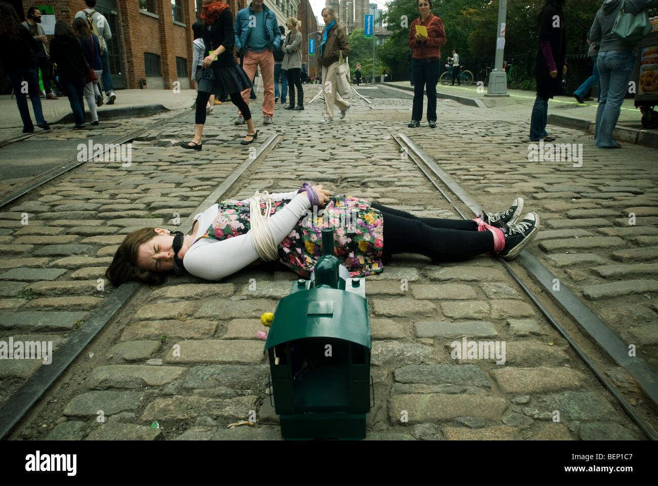 Die Künstlerin Alexandra Halky führt "Damsel in Distress" Nutzung der verlassenen Bahngleisen in New York Stockfoto