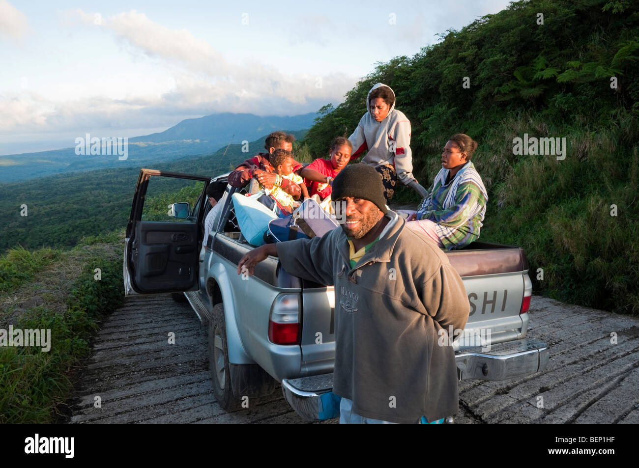 Entwicklungsland Transport: eine Familie und andere Dorfbewohner auf der Rückseite einen Pickup-Truck Stockfoto
